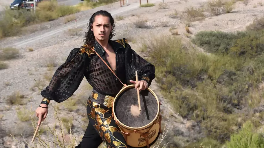 Enzo Nievas es neuquino, bailar�n de malambo y director de Royal Gauchos junto a Ginnet Servian.