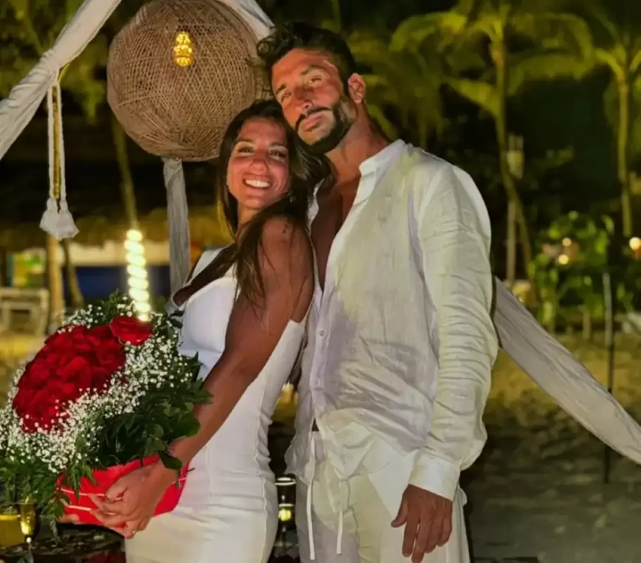 Roberto Castillo aprovech� un viaje a la playa para pedirle casamiento a Cinthia Fern�ndez