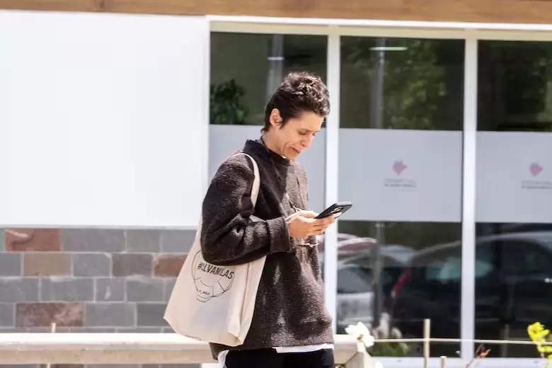 Sof�a Zelaschi fue vista afuera del hospital donde se encuentra Christian Petersen