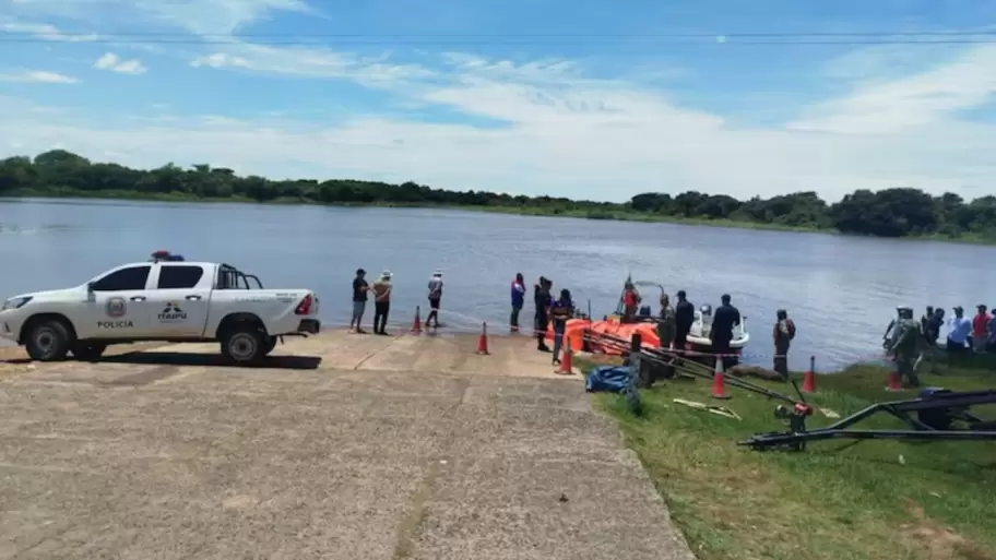 Una embarcaci�n volc� en las aguas del r�o Paran�, cerca del departamento de �eembuc�