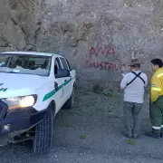 Vandalismo a cielo abierto: un camionero fue filmado mientras vandalizaba formaciones rocosas del Parque Nacional Nahuel Huapi
