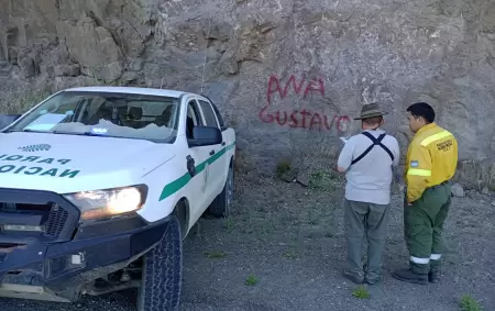 Vandalismo a cielo abierto: pintadas, amenazas y la fragilidad del control en el Parque Nacional Nahuel Huapi