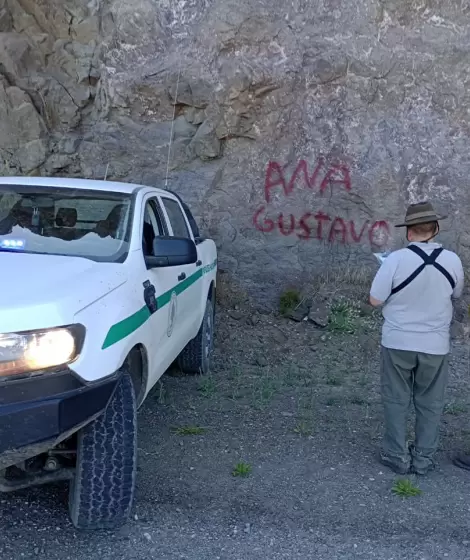 Vandalismo a cielo abierto: pintadas, amenazas y la fragilidad del control en el Parque Nacional Nahuel Huapi
