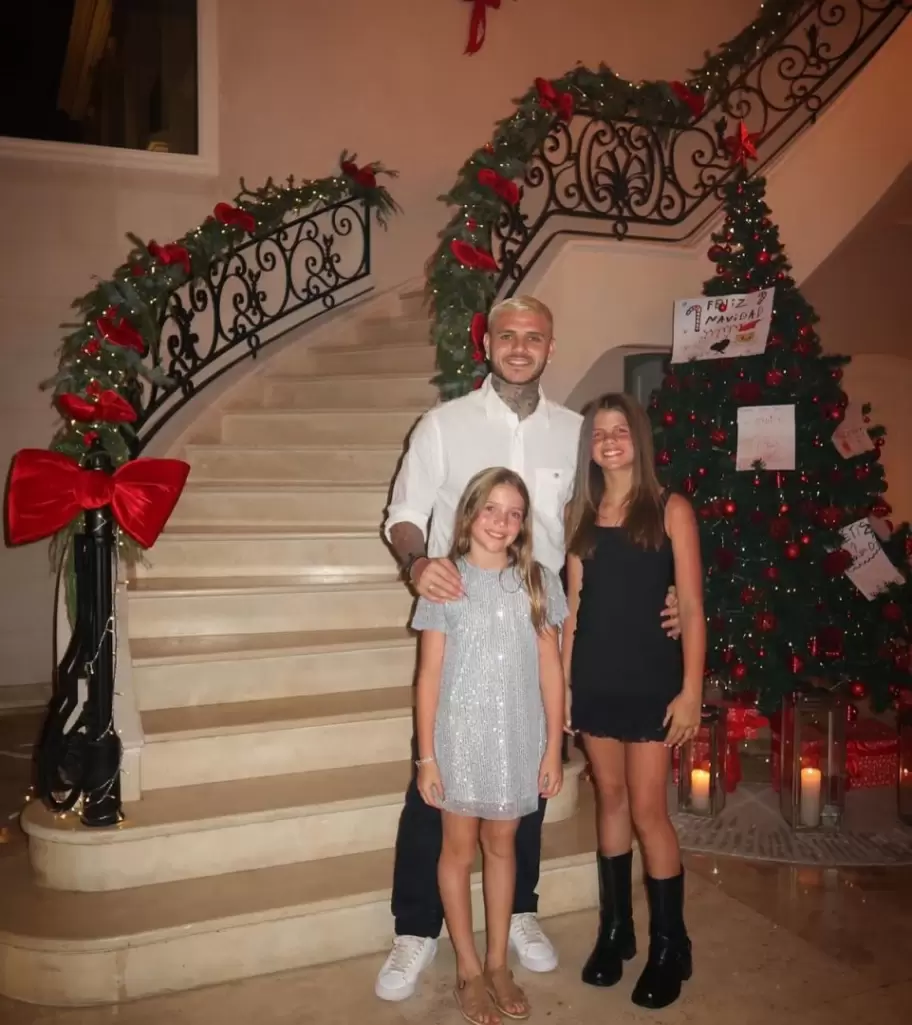 Mauro Icardi junto a sus hijas en Navidad