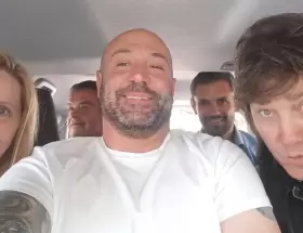 Spagnuolo junto a Javier y Karina Milei