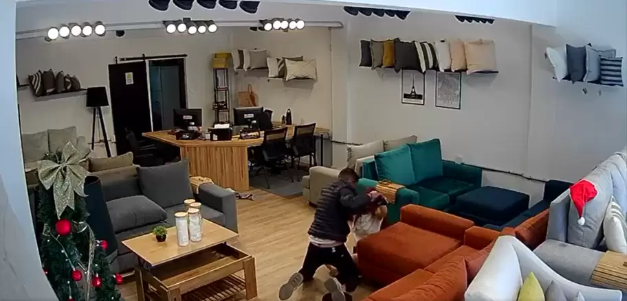 As� fue el brutal ataque en una muebler�a de Rosario