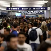 Caos a�reo en Aeroparque: profundas demoras, aviones da�ados por el temporal y pasajeros sin respuestas