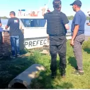 Macabro hallazgo: dos hombres y un animal muertos en una lancha a la deriva
