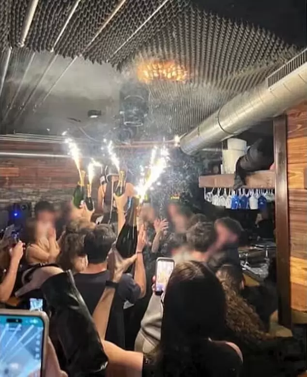 El fuego arras� un bar colmado de j�venes en la exclusiva estaci�n alpina suiza.