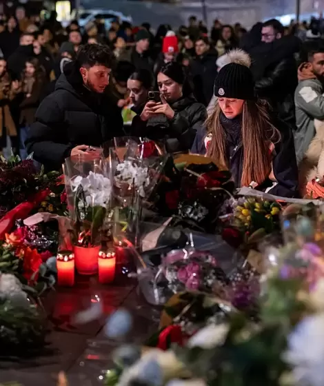 Decenas de j�venes y familias se congregaron frente a las ruinas humeantes de Le Constellation para rendir homenaje a las v�ctimas
