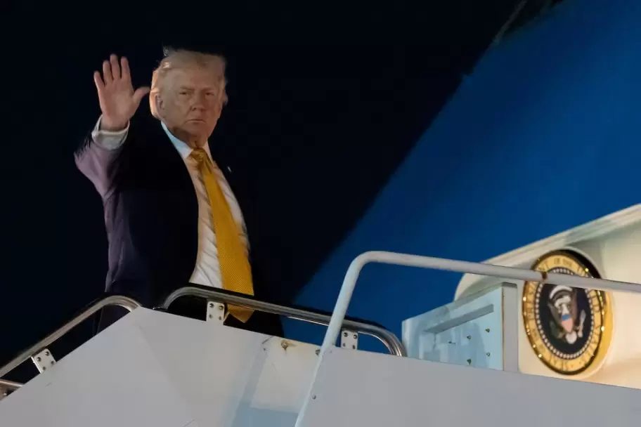 Donald Trump habló a la prensa a bordo del avión presidencial, el Air Force One.