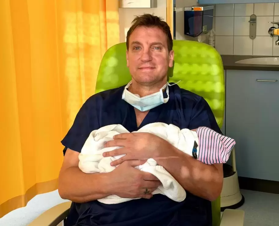 Maxi López en el nacimiento de su quinto hijo, Lando