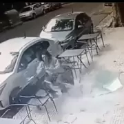 Le cay� un vidrio en la cabeza mientras tomaba un caf� en Palermo: "Tiene 13 tendones cortados"