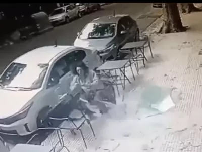 Le cay� un vidrio en la cabeza mientras tomaba un caf� en Palermo