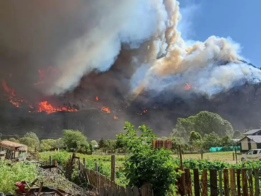 Parque Nacional Los Alerces se prende fuego