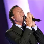 Grave denuncia contra Julio Iglesias: dos ex empleadas lo acusan de abuso sexual y control extremo