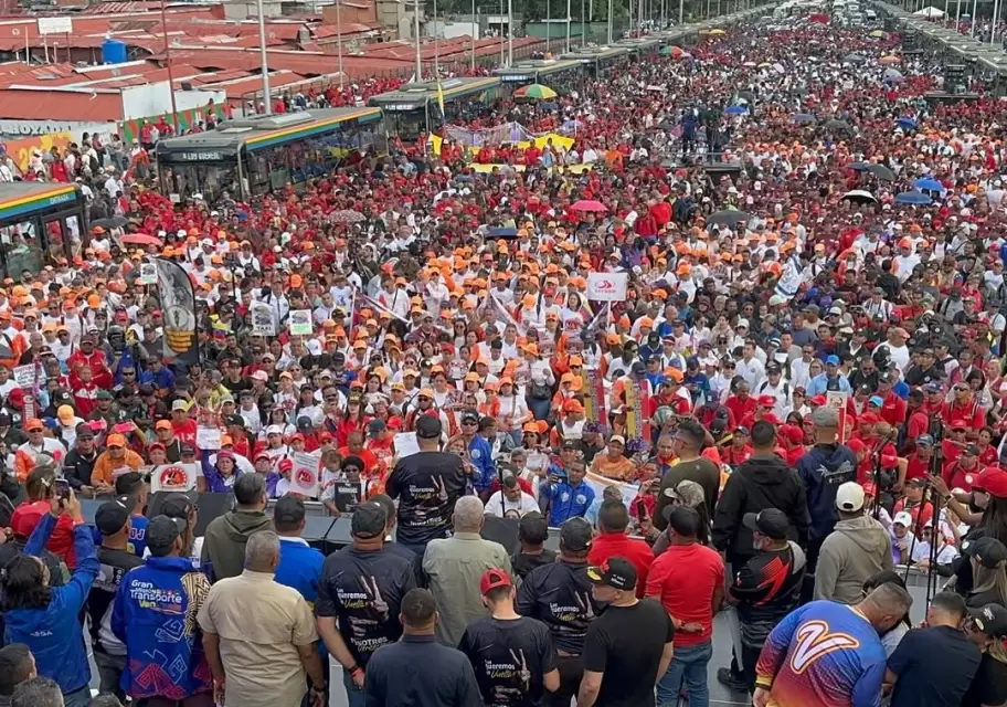 Movilizaci�n de trabajadores del transporte en apoyo a Maduro