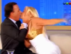 Esta fue la reacci�n de Susana Gim�nez cuando Julio Iglesias la besaba sin su consentimiento