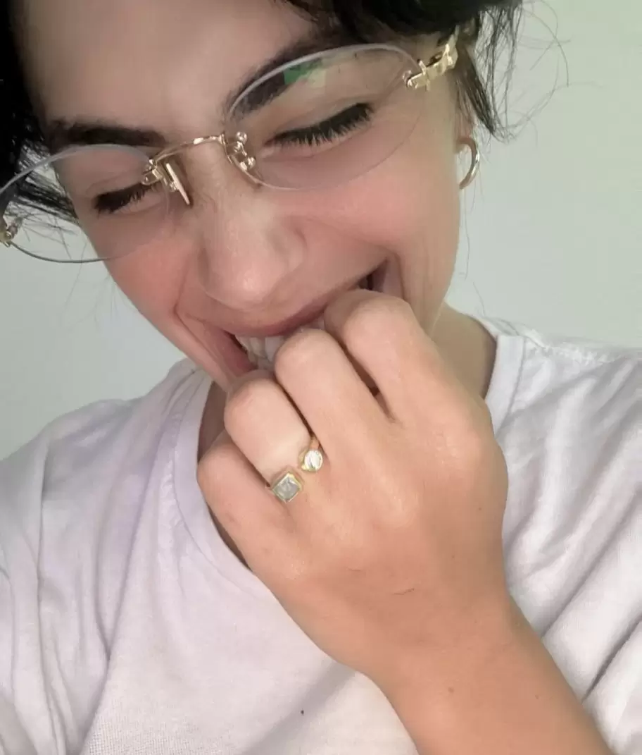 De estar negada al casamiento a presumir su anillo de compromiso