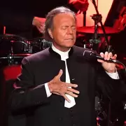 Julio Iglesias rompi� el silencio por las denuncias de abuso sexual y eligi� victimizarse en un comunicado sin autocr�tica