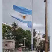 Despu�s de 15 d�as de no flamear frente a Casa Rosada, la bandera argentina apareci� destruida: inoperancia estatal