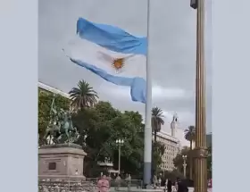 Bandera de Casa Rosada flamea rota