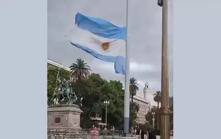 Bandera de Casa Rosada flamea rota