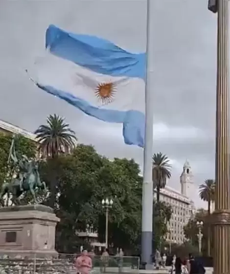 Bandera de Casa Rosada flamea rota