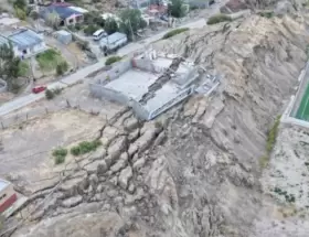 El desplazamiento del Cerro Hermitte en Comodoro Rivadavia gener� la evacuaci�n de m�s de 300 vecinos.