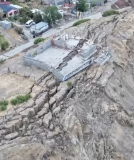 El desplazamiento del Cerro Hermitte en Comodoro Rivadavia gener� la evacuaci�n de m�s de 300 vecinos.