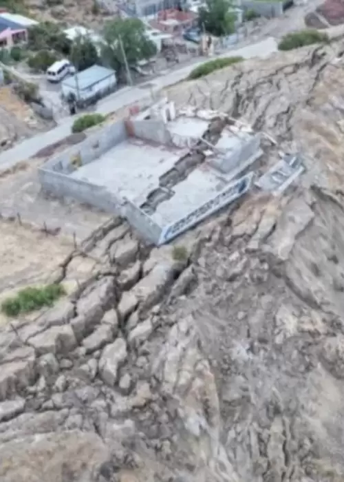 El desplazamiento del Cerro Hermitte en Comodoro Rivadavia gener� la evacuaci�n de m�s de 300 vecinos.