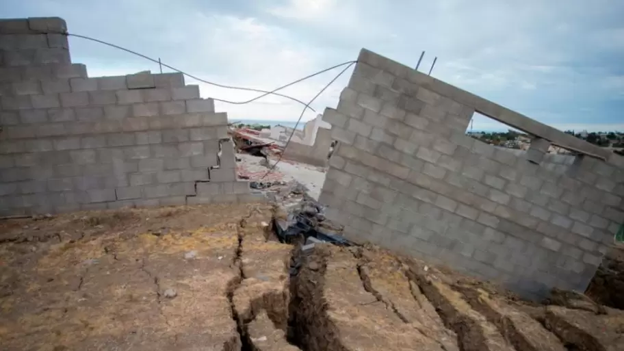 Las paredes de los barrios Sismogr�fica, Marquesado y Los Tilos de Comodoro Rivadavia se partieron por el desplazamiento del Cerro Hermitte.
