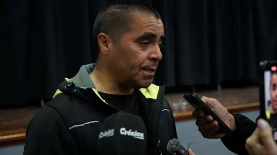 El ge�logo Jos� Paredes inform� ante la prensa sobre las repercusiones del desplazamiento de Cerro Hermitte en Comodoro Rivadavia.