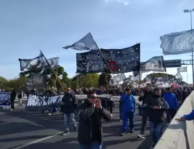Los trabajadores del neum�tico siguen en pie de lucha por el conflicto en FATE.