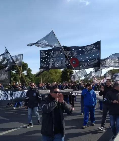 Los trabajadores del neum�tico siguen en pie de lucha por el conflicto en FATE.