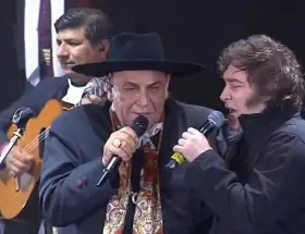 El Chaque�o Palavecino invit� a Javier Milei a cantar en el escenario del Festival de Doma y Folklore de Jes�s Mar�a