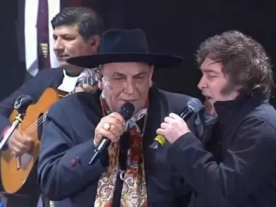 El Chaque�o Palavecino invit� a Javier Milei a cantar en el escenario del Festival de Doma y Folklore de Jes�s Mar�a