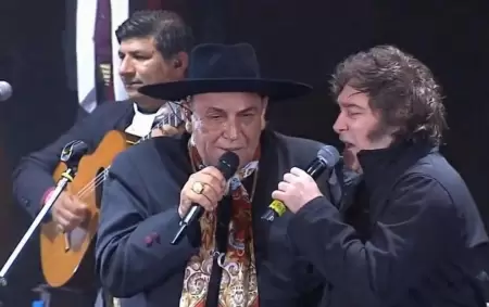El Chaque�o Palavecino invit� a Javier Milei a cantar en el escenario del Festival de Doma y Folklore de Jes�s Mar�a
