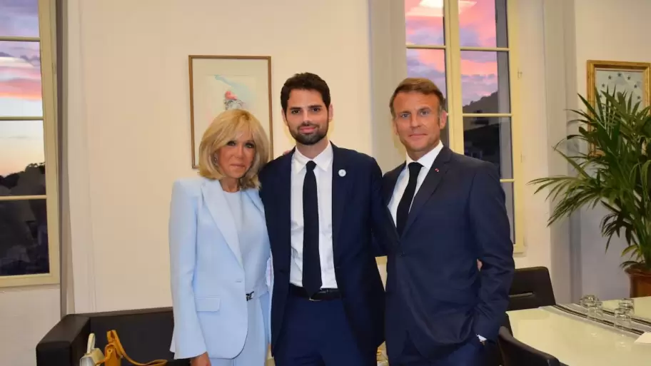 La primera dama Brigitte Macron, el embajador argentino en Francia, Ian Sielecki y el presidente de Francia, Emmanuel Macron.
