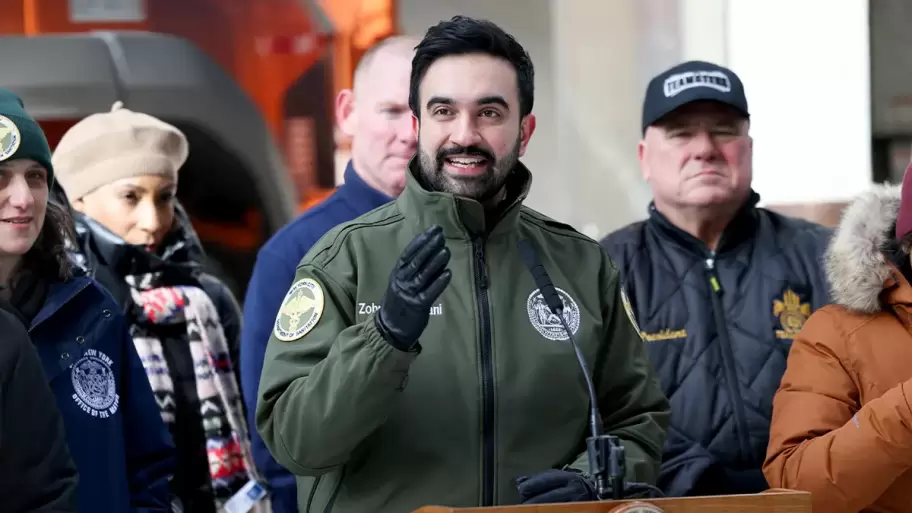 El alcalde de Nueva Yotk, Zohran Mamdani, en una conferencia en el marco de la tormenta de nieve que azot� su ciudad y todo el pa�s.