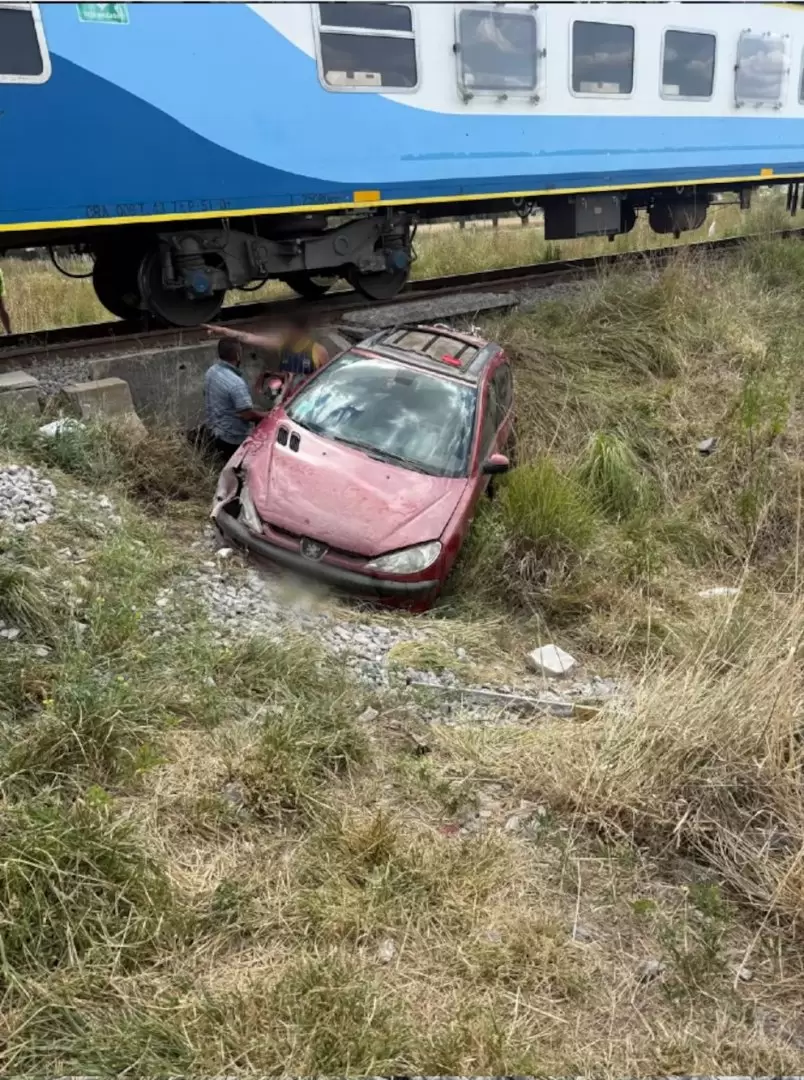 Choque brutal en la Autov�a 2: un tren arroll� a un auto en Mar del Plata y dej� un joven en estado cr�tico