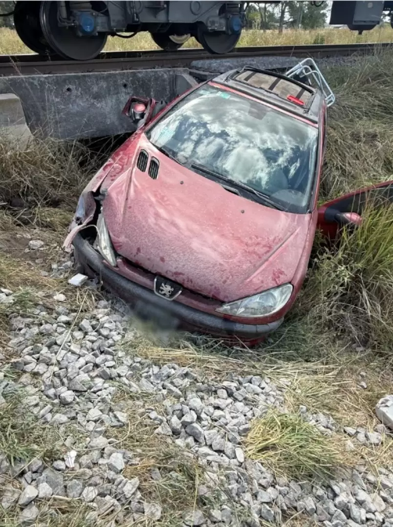 Choque brutal en la Autov�a 2: un tren arroll� a un auto en Mar del Plata y dej� un joven en estado cr�tico