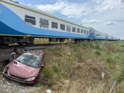 Choque brutal en la Autov�a 2: un tren arroll� a un auto en Mar del Plata y dej� un joven en estado cr�tico