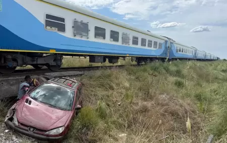 Choque brutal en la Autov�a 2: un tren arroll� a un auto en Mar del Plata y dej� un joven en estado cr�tico