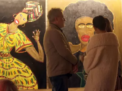 Para ayudar al centro cultural "El Power", Rodr�guez subast� once obras pict�ricas.