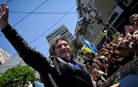 Javier Milei en Mar del Plata con el apoyo de sus militantes, en el marco del Tour de la Gratitud.