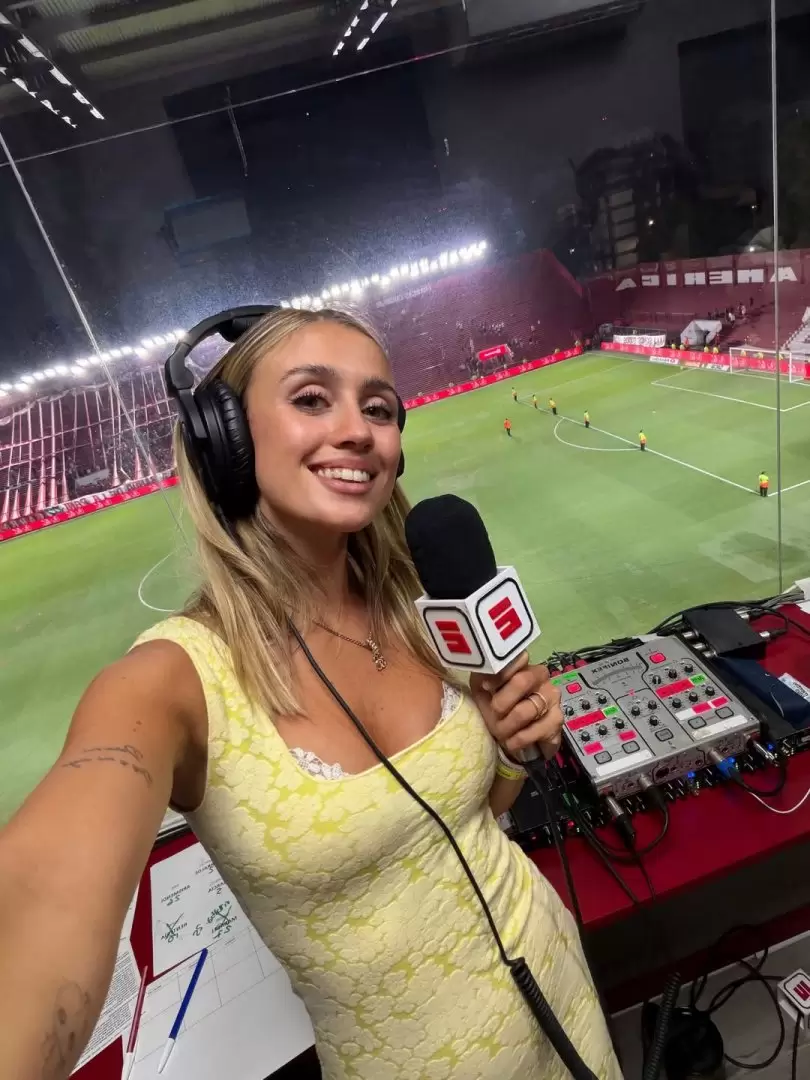 Morena Beltran hace su debut como comentarista de las transmisiones en vivo de la Liga AFA por ESPN Premium.