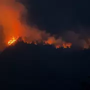 Parque Nacional Los Alerces en llamas: la Justicia investiga responsabilidades mientras el fuego avanza sin control