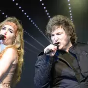 Entre el rock y la gira pol�tica: Milei se subi� al escenario en Mar del Plata y cant� junto a F�tima Florez
