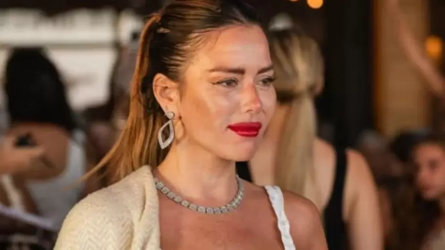 Karina Jelinek participó de un desfile en Punta del Este y terminó con un hombre intentando besarla a la fuerza